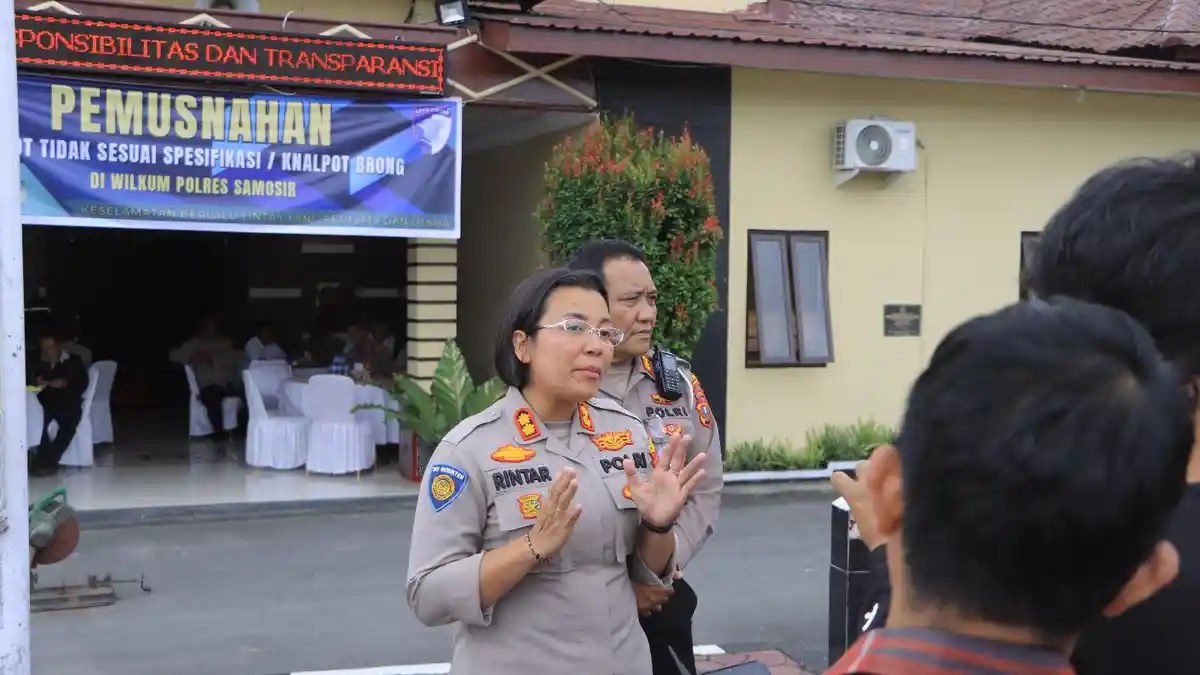 AKBP Rina Sry Nirwana Tarigan livre deux policiers à la Polda Sumut