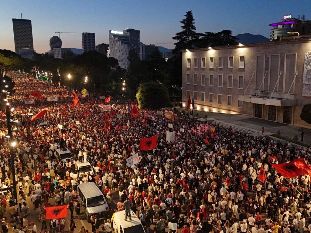 Des manifestants rassemblés devant un tribunal à Tirana en Albanie.