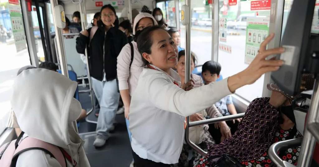 Un bus moderne circulant sur une voie dédiée à Hô Chi Minh-Ville.