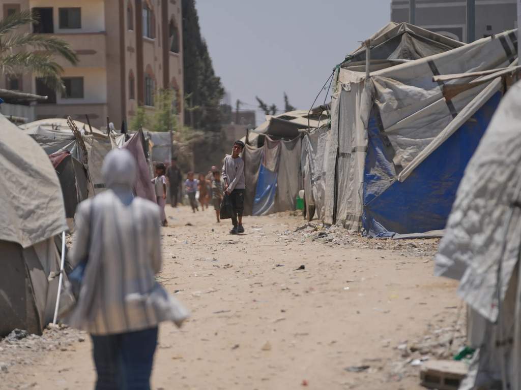 Des secouristes palestiniens fouillent les décombres à Gaza.