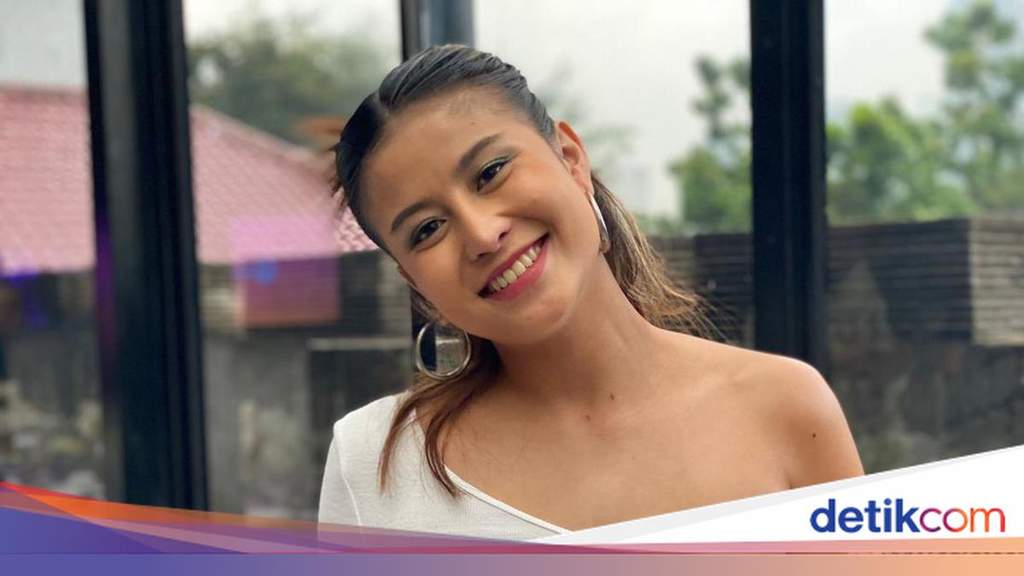 L'influenceuse Awkarin quittant les locaux de la police de Jakarta.