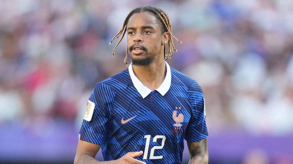 Bradley Barcola face à un choix crucial pour son avenir au PSG