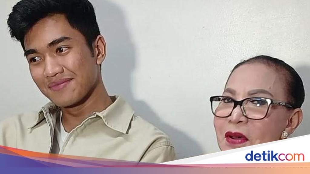 La comédienne Mpok Atiek souriante lors d'une interview à Jakarta.