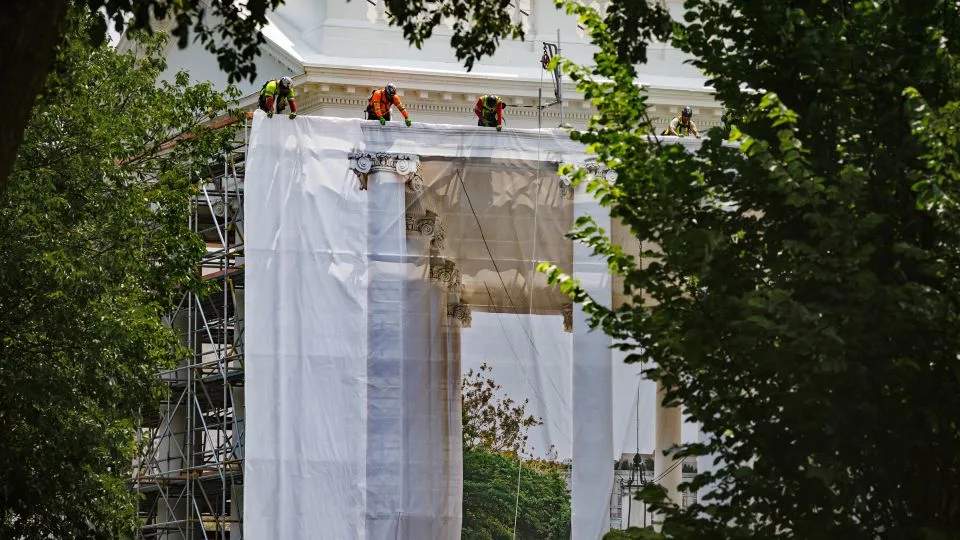 Donald Trump lance la rénovation des colonnes de la Maison-Blanche