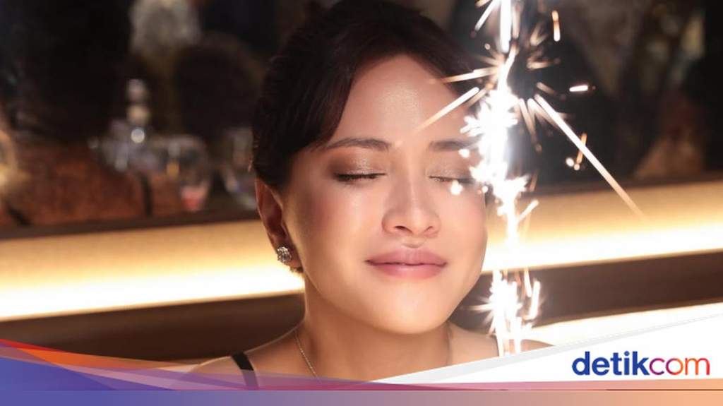 Shandy Aulia sublime pour ses 39 ans en Chanel et Boucheron