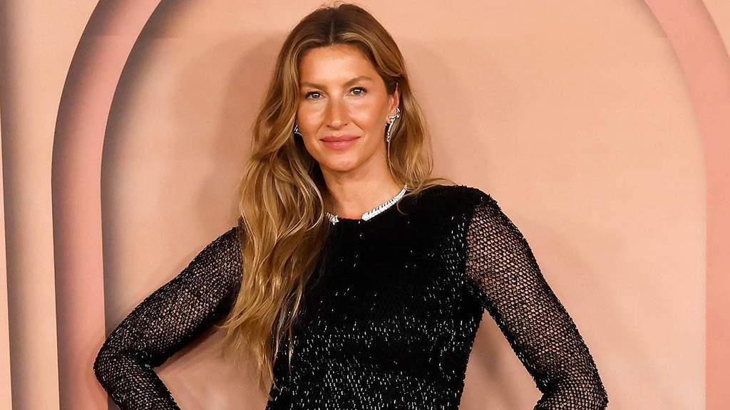 Gisele Bündchen rayonnante en bikini blanc lors de vacances à Tahiti