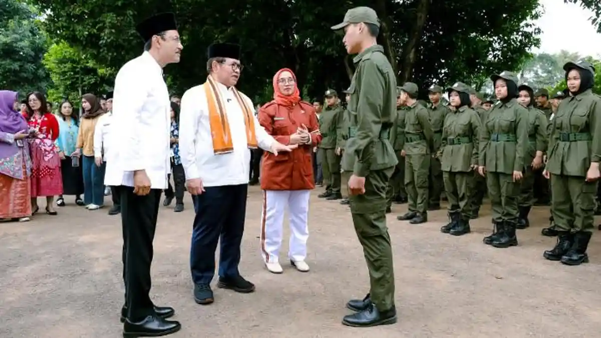 Pramono Anung ému lors de l'Open House de la Sekolah Rakyat