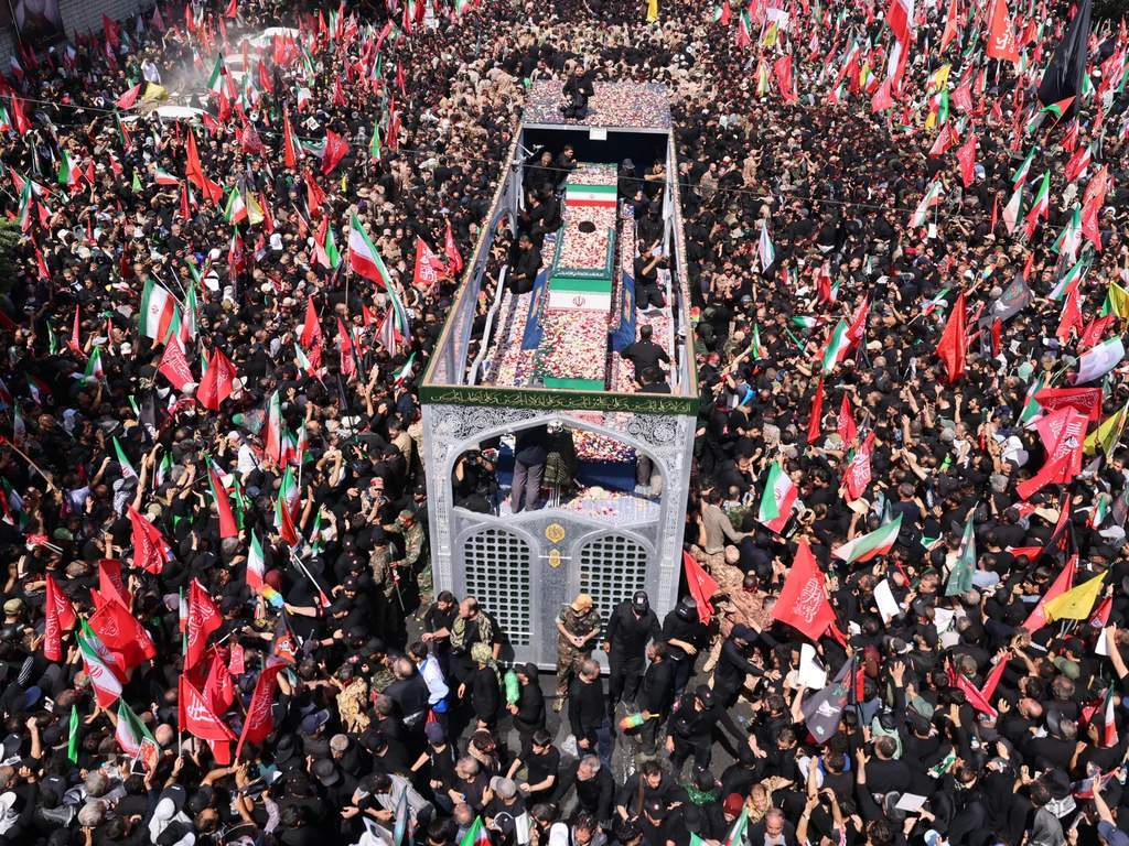 Foule de personnes en deuil lors des funérailles d'Ali Khamenei à Téhéran