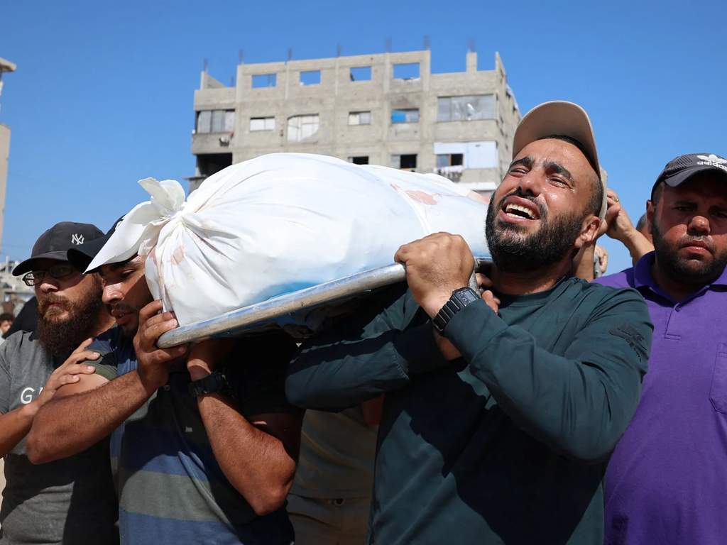 Fumée s'élevant au-dessus de Gaza après une frappe aérienne