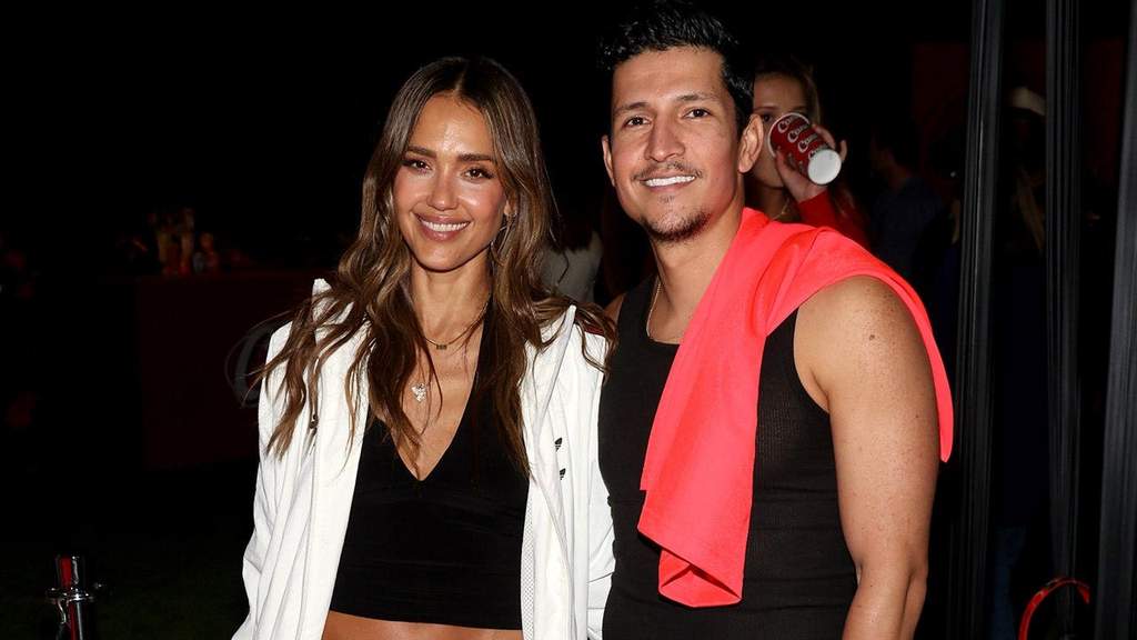Jessica Alba en bikini marron sur une plage en Italie avec Danny Ramirez