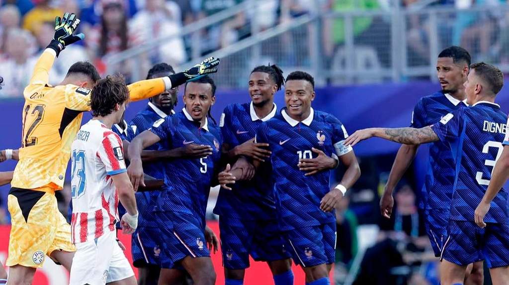 Manu Koné sous le maillot de la France lors de la Coupe du Monde