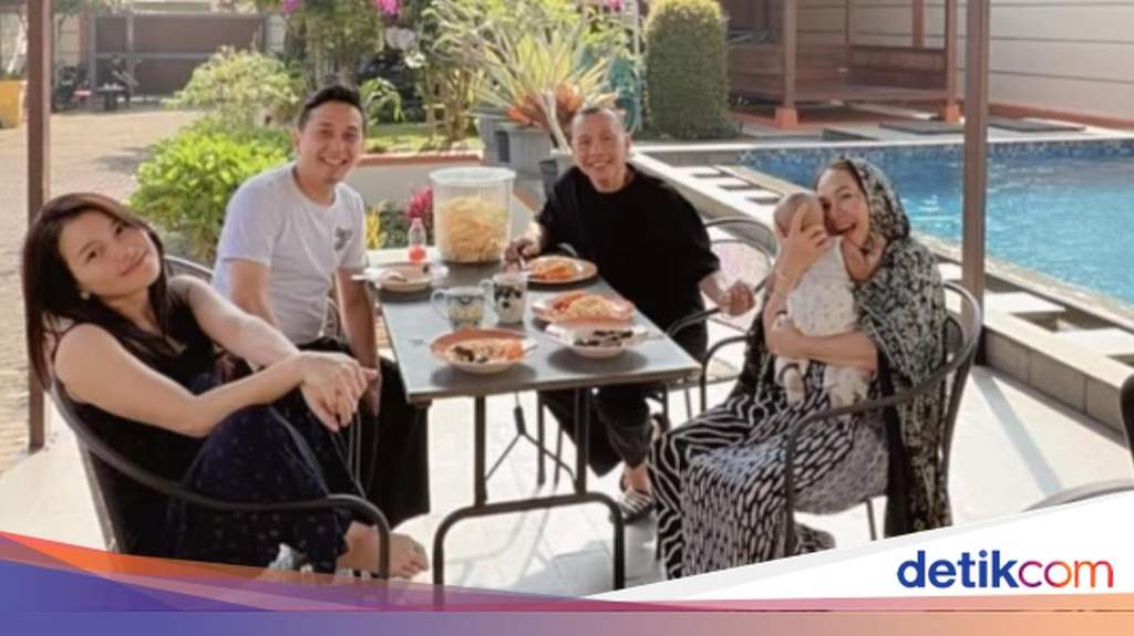 Ayu Ting Ting et Kevin partageant un moment de complicité au bord d'une piscine.