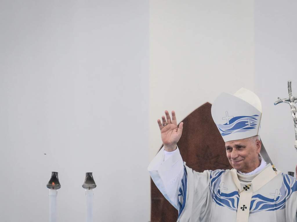 Le pape Léo XIV se recueillant face à la mer à Lampedusa.