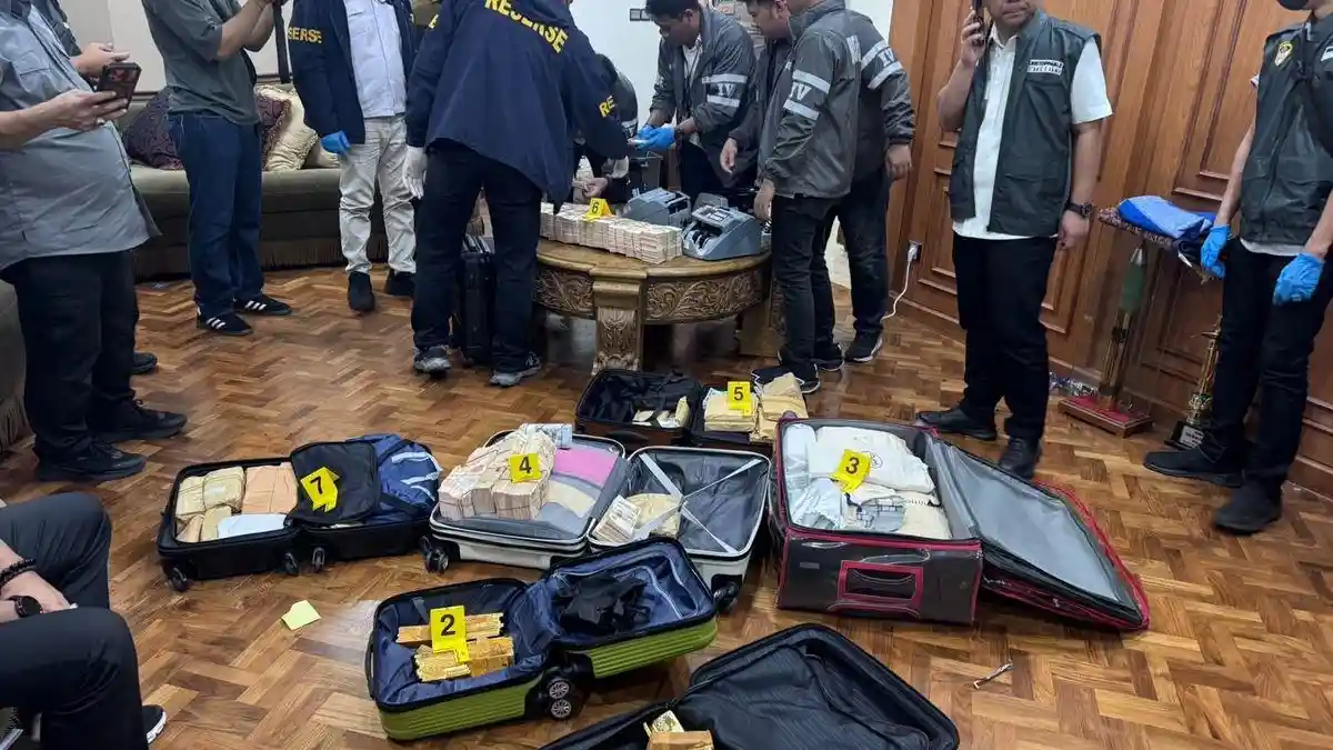 Saisie massive de lingots d'or et de devises par la police dans une villa à Sentul