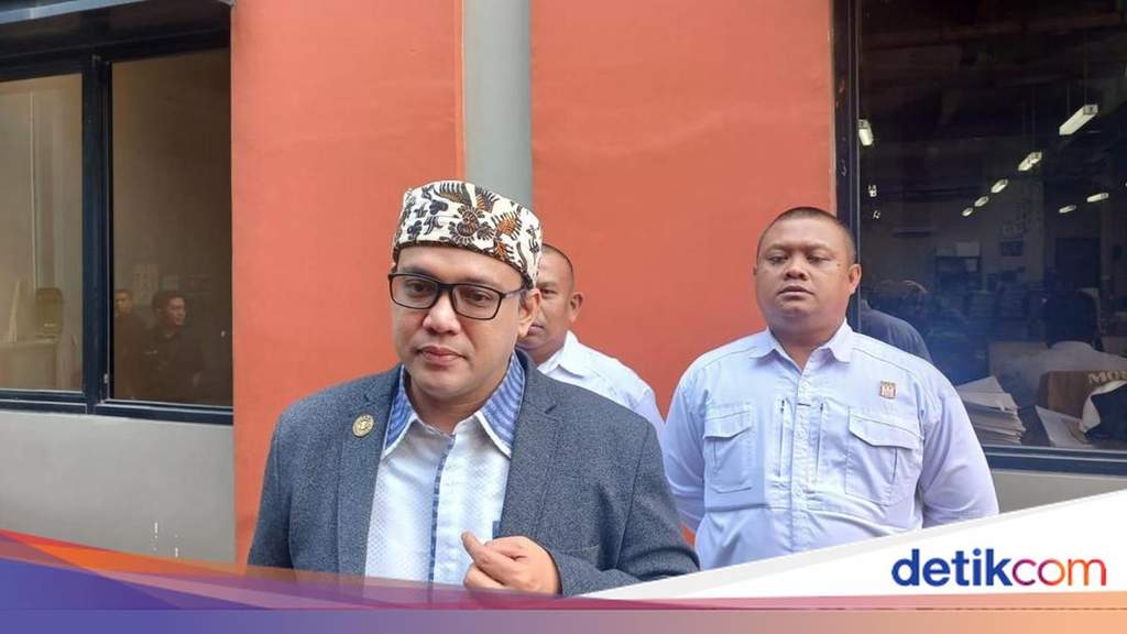 L'acteur indonésien Sandy Tumiwa s'exprimant lors d'une interview à Jakarta.