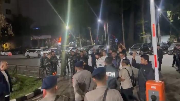 Saisie massive de lingots d'or et de devises par la police indonésienne à Jakarta
