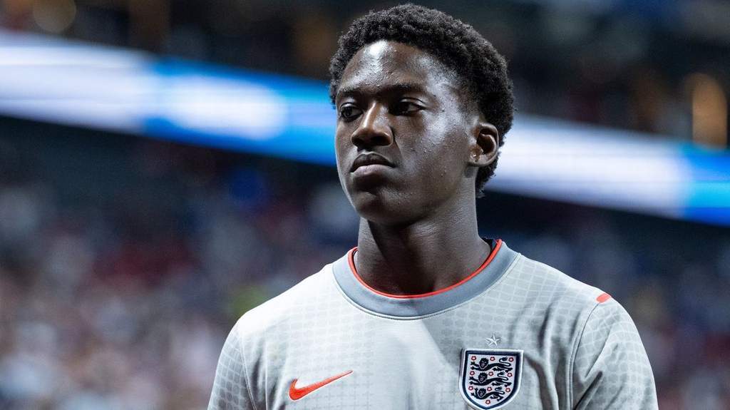 Kobbie Mainoo assis sur le banc de l'Angleterre sous le regard de Thomas Tuchel