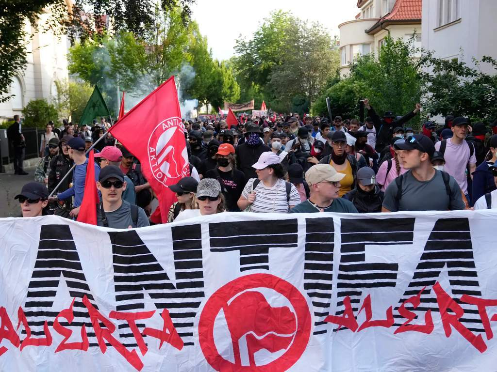 Des milliers de manifestants bloquant les rues d'Erfurt contre l'AfD.