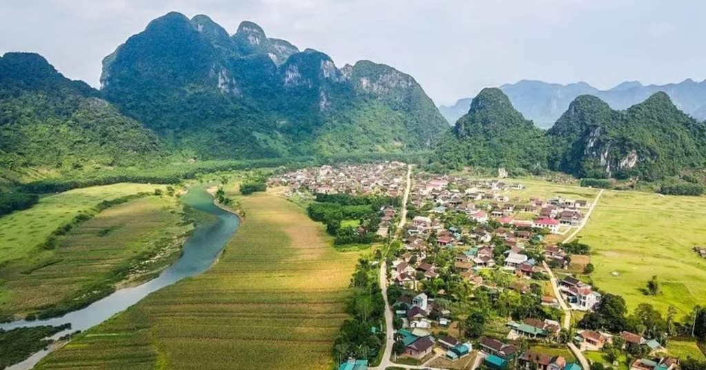 Des professionnels en activité dans un centre technologique moderne au Vietnam.