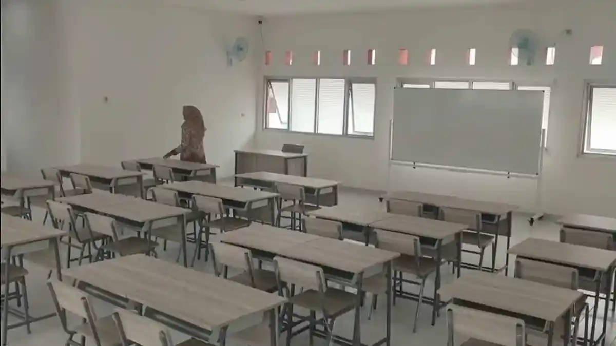 Le gouverneur de Jakarta et le ministre social inspectent une école.