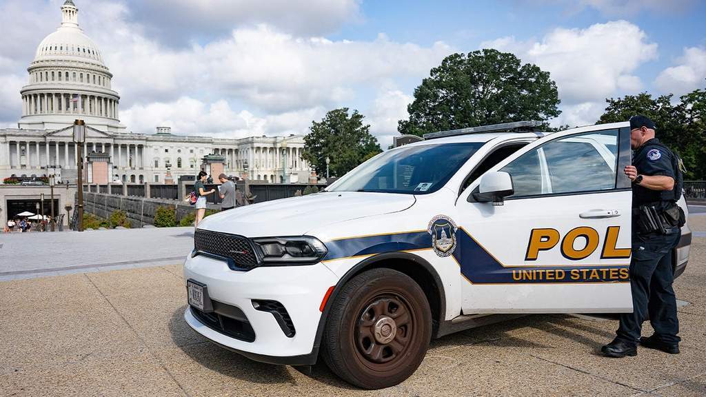 Un homme armé arrêté devant une barricade du Capitole américain