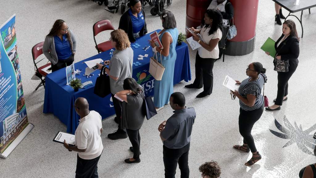 Des demandeurs d'emploi face à la baisse historique de la participation au marché du travail
