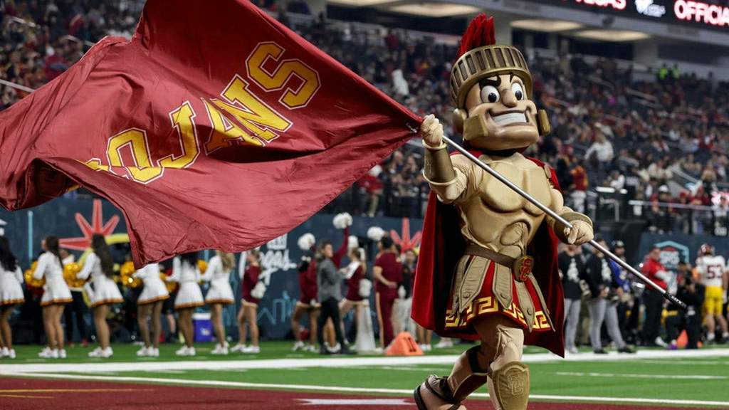 Un casque de football des USC Trojans posé sur le terrain avant un match officiel aux États-Unis.