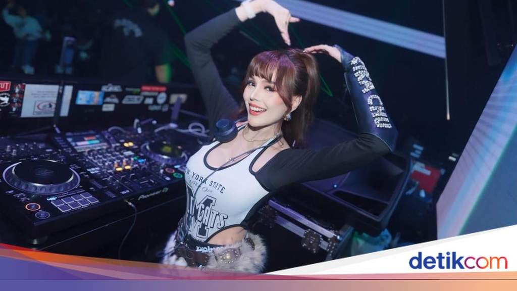 La DJ Vika Chu aux platines lors d'un concert à Jakarta.