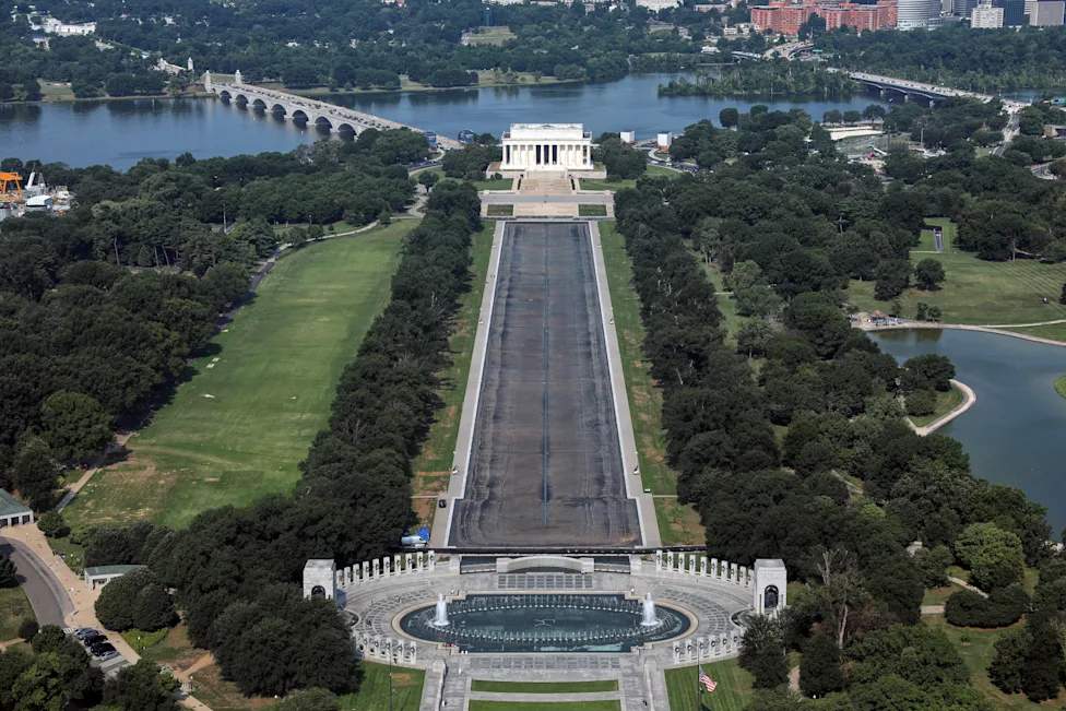 Le bassin vide du Lincoln Memorial Reflecting Pool à Washington montrant un fond grisâtre.