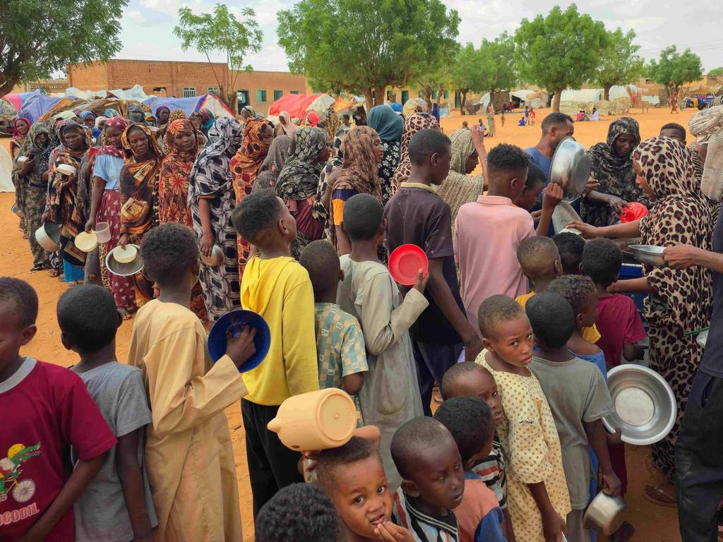Des familles soudanaises fuyant les combats sur une route du Kordofan.