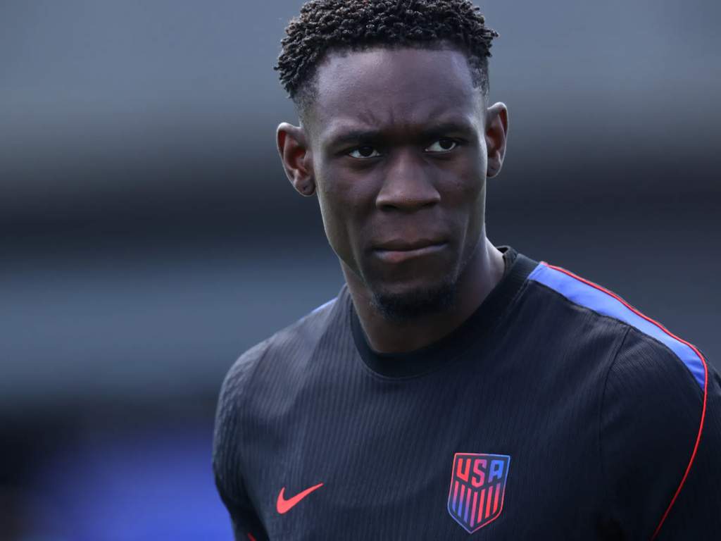 Folarin Balogun célèbre sur le terrain devant ses supporters